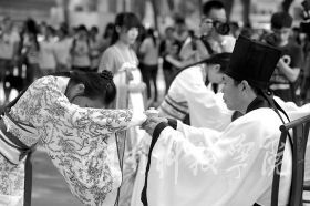 为纪念孔子诞辰2565周年，9月27日，beat365在线唯一官网学子身着华丽汉服在孔子雕像前隆重行拜师礼，现场展示汉礼、秀书法和茶艺，弘扬传统文化。